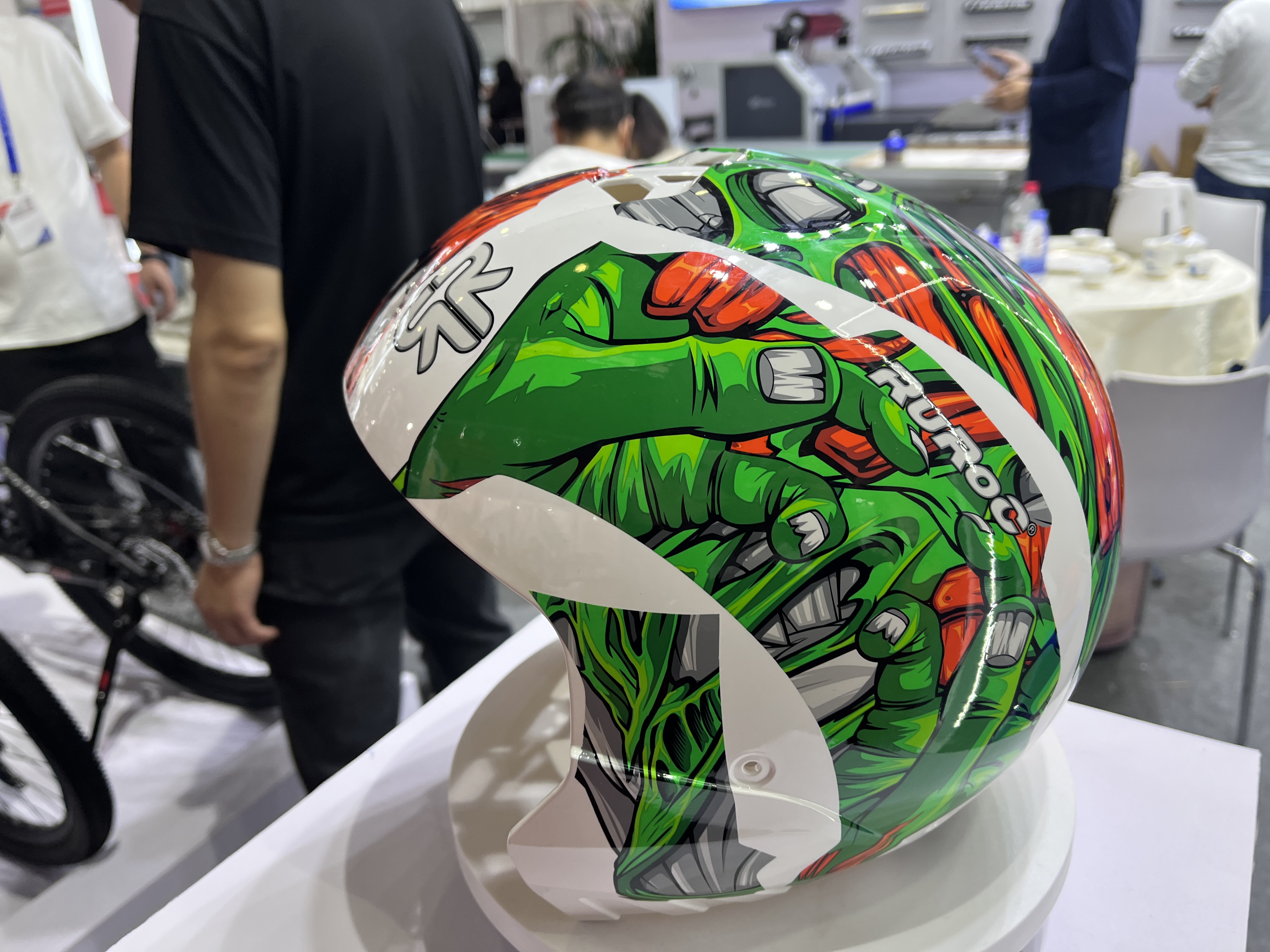 Ink yayi amfani da kwalkwali